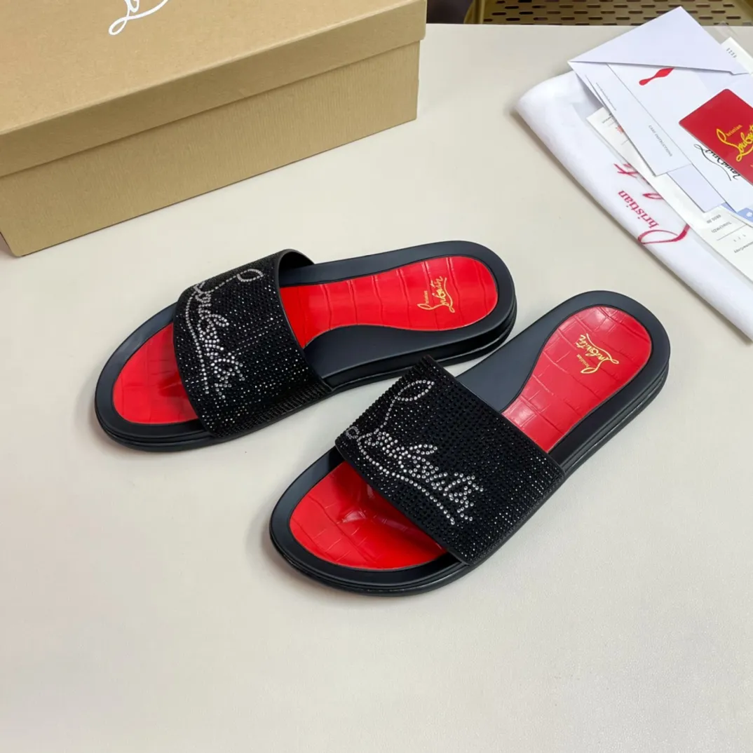 [CL red sole shoes] P: 340💰 size 38-45 Men’s classic slippers, made on the official website 1:1, the original factory specializes in original materials ➖ OEM 3D printed patterns, all hand-made with hot-drilled diamonds ➖ Ultra-light anti-slip outsole. Super fashionable and super comfortable, handsome on the feet, a must-have for men in summer! !